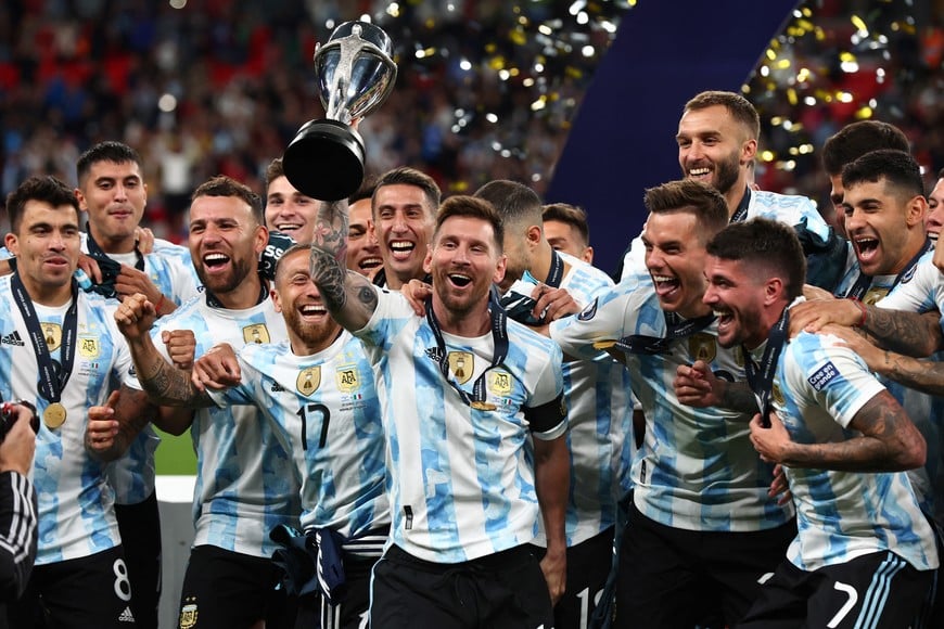 Soccer Football - Finalissima - Italy v Argentina - Wembley Stadium, London, Britain - June 1, 2022
Argentina's Lionel Messi celebrates with the trophy and teammates after winning the Finalissima REUTERS/David Klein