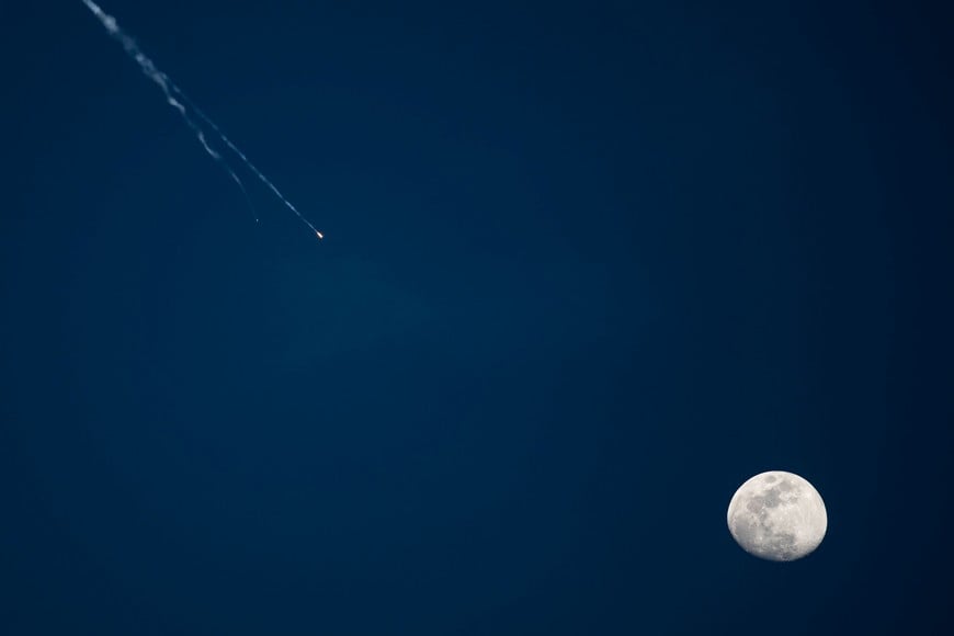 (260228) -- TEL AVIV, 28 febrero, 2026 (Xinhua) -- Restos de misiles caen después de que los sistemas de defensa aérea israelí lanzaron misiles interceptores, sobre Tel Aviv, Israel, el 28 de febrero de 2026. Estados Unidos e Israel lanzaron el sábado "operaciones de combate importantes" contra Irán, sumiendo a Medio Oriente, devastado por la guerra, en una nueva ronda de conflictos violentos. Irán respondió con una serie de contraataques contra objetivos israelíes y estadounidenses en toda la región, con explosiones reportadas en Bahréin, Qatar, Kuwait, Jordania, Emiratos Árabes Unidos y Arabia Saudí, entre otros países. Al menos dos edificios en la gran región de Tel Aviv han sido alcanzados por misiles iraníes, de acuerdo con el sitio web de noticias Ynet de Israel. Hasta ahora no se han reportado muertes. (Xinhua/Chen Junqing) (rtg) (da)