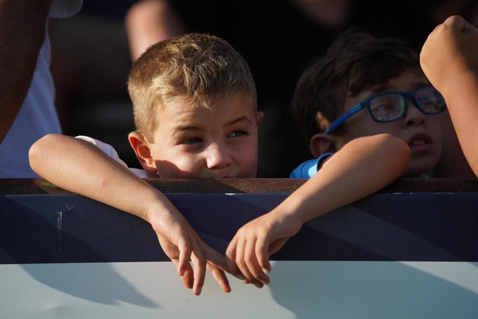 Niños y adultos esperando por Capibaras XV-Cobras