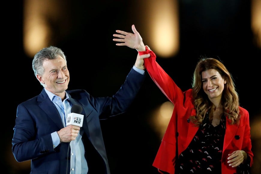 Argentina's President and current presidential candidate Mauricio Macri and his wife Juliana Awada raise their arms during a closing campaign rally in Cordoba, Argentina October 24, 2019. REUTERS/Carlos Garcia Rawlins