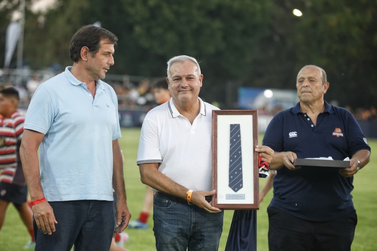 Pablo Farías y Juan Pablo Poletti recibieron obsequios de parte de Carlos Fertonani (CEO de Capibaras XV) y autoridades del rugby. Foto: Matías Pintos