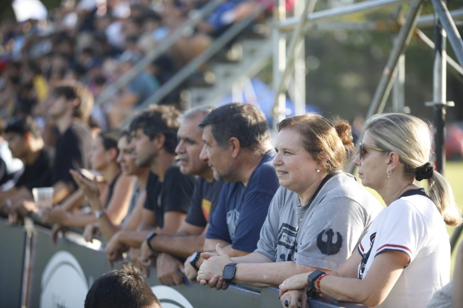Familias y fanáticos presentes en esta tarde de rugby.