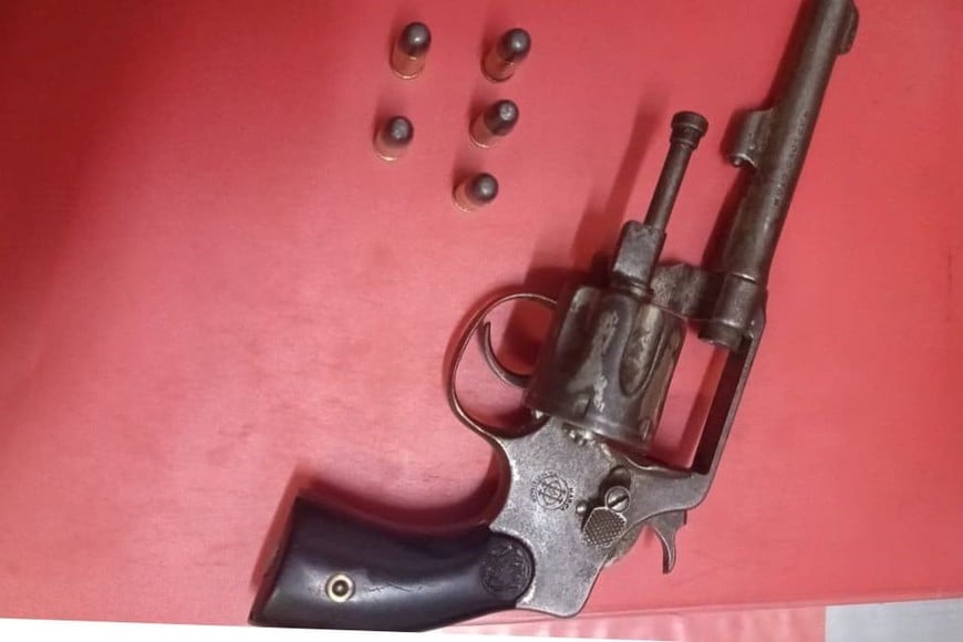 Revólver calibre .32 y sus municiones que fueron incautados. Foto: El Litoral