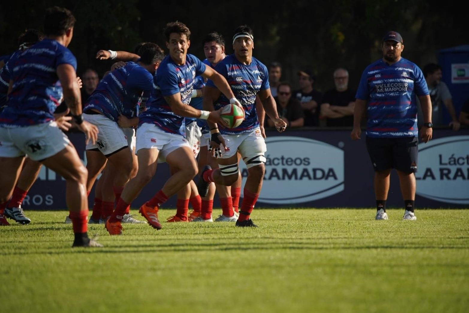 Los equipos ya están en cancha realizando la entrada en calor.