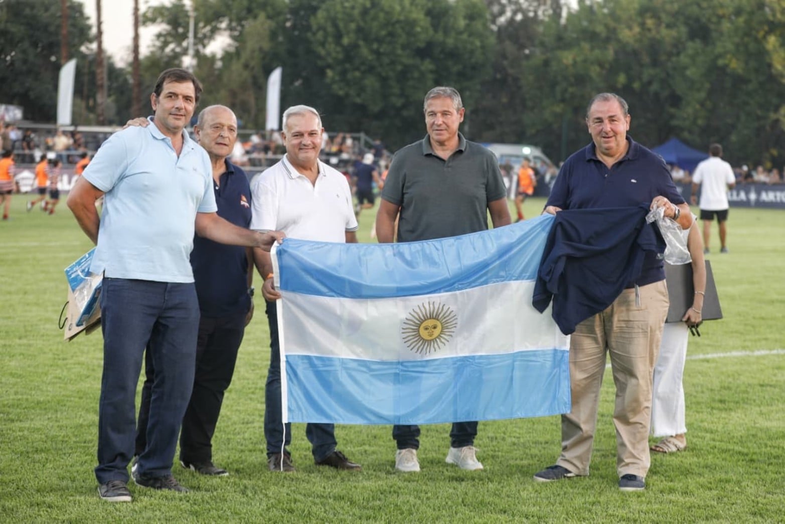 Pablo Farías y Juan Pablo Poletti recibieron obsequios de parte de Carlos Fertonani (CEO de Capibaras XV) y autoridades del rugby. Foto: Matías Pintos