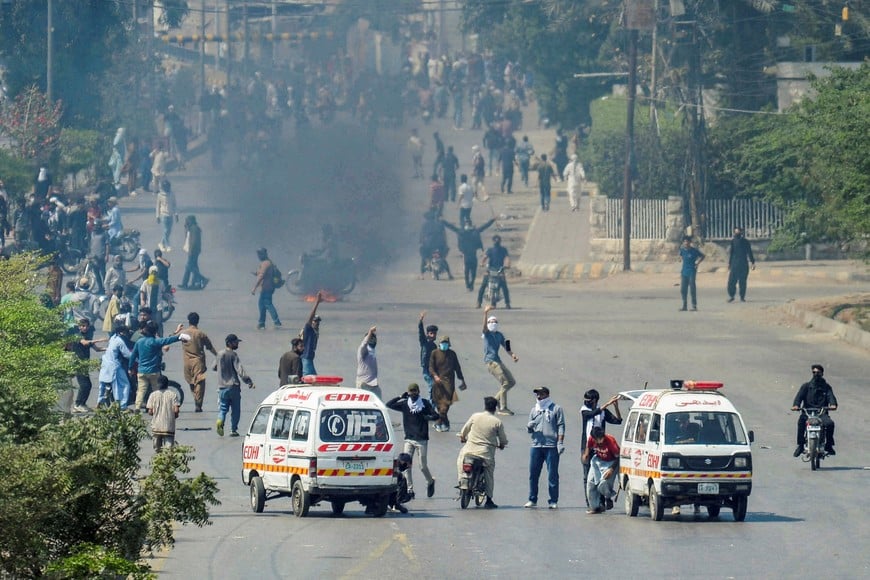 Smoke rises as protesters engage in a clash with security forces, outside the U.S. Consulate General, following news of U.S. and Israeli strikes on Iran that killed Iran's Supreme Leader Ayatollah Ali Khamenei, in Karachi, Pakistan March 1, 2026. REUTERS/Imran Ali     TPX IMAGES OF THE DAY