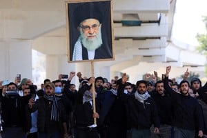 Manifestantes tras el asesinato del líder supremo de Irán, el ayatolá Ali Khamenei. Créditos: REUTERS/Thaier Al-Sudani