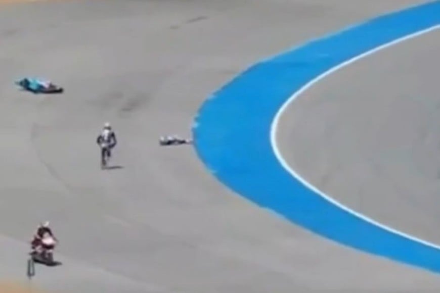 Los servicios médicos ingresaron de inmediato a la pista para asistir al piloto accidentado