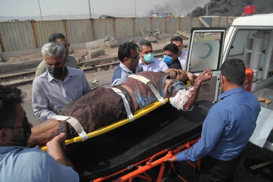 (250426) -- TEHERAN, 26 abril, 2025 (Xinhua) -- Rescatistas trasladan a una persona herida en el sitio de una explosión, en Bandar Abbas de la provincia de Hormozgan, Irán, el 26 de abril de 2025. Al menos cuatro personas perdieron la vida y 516 resultaron heridas en una gran explosión ocurrida el sábado en el puerto de Shahid Rajaee en la ciudad de Bandar Abbas de la provincia meridional iraní de Hormozgan, informaron medios locales. (Xinhua/Agencia de Noticias de la República Islámica de Irán) (jg) (ca)