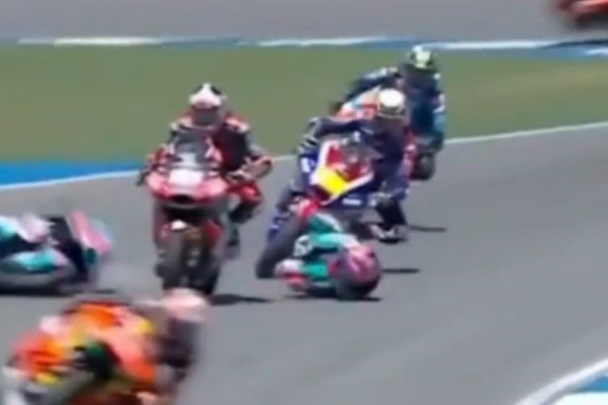 Violenta caída en plena competencia, donde un piloto terminó siendo embestido por otro rival