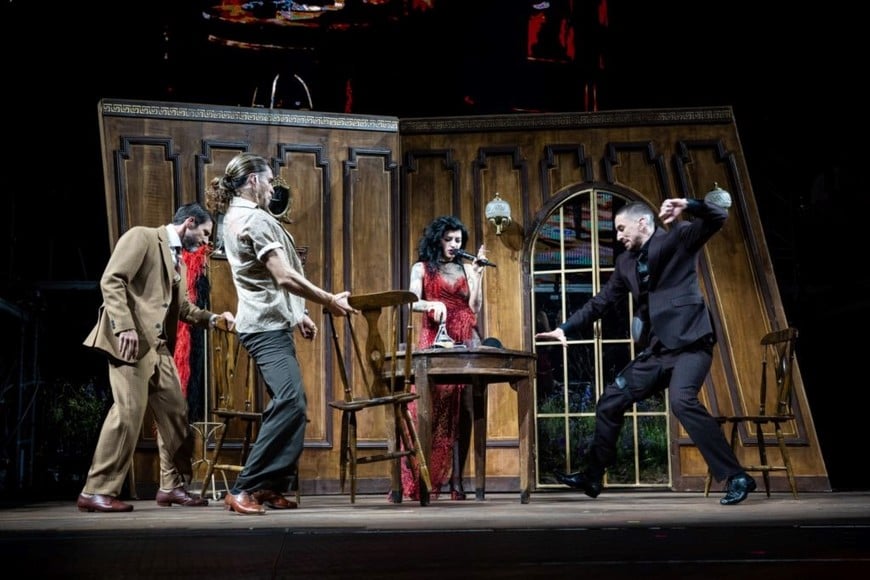 Cazzu: Un pasaje de la puesta teatral de “Latinaje”, que marcó la estructura de la mayor parte de los shows en Villa Crespo.