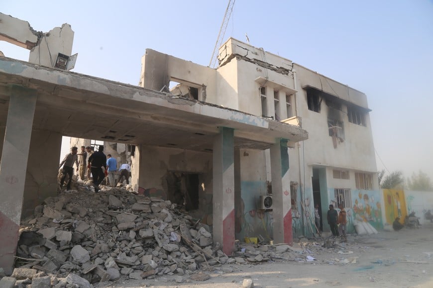 (260301) -- TEHERAN, 1 marzo, 2026 (Xinhua) -- Imagen del 28 de febrero de 2026 de rescatistas y residentes intentando salvar a los heridos de escombros en una escuela primaria femenina atacada, en Minab, en la provincia de Hormozgan, en el sur de Irán. El número de muertos en una escuela primaria femenina en la provincia sureña iraní de Hormozgan ascendió a 148 tras el ataque conjunto de Estados Unidos e Israel, informó el domingo la agencia de noticias semioficial Tasnim. La operación también dejó 95 heridos, declaró el fiscal local Ebrahim Taheri. (Xinhua/Agencia de Noticias Mehr) (rtg) (ah) (da) (vf)