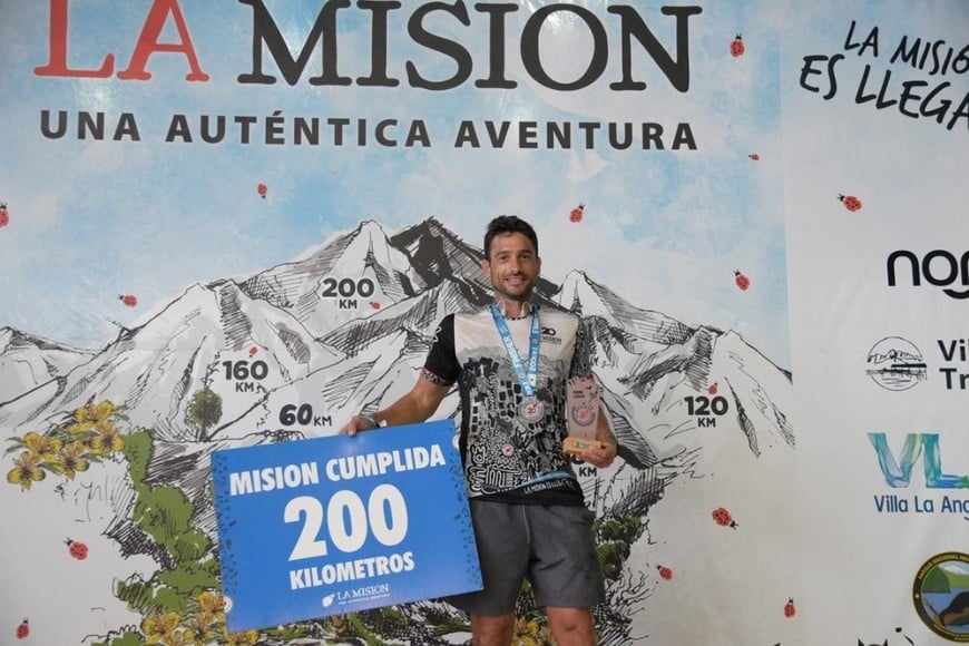 El corredor santafesino celebrando su segundo puesto al finalizar la carrera.