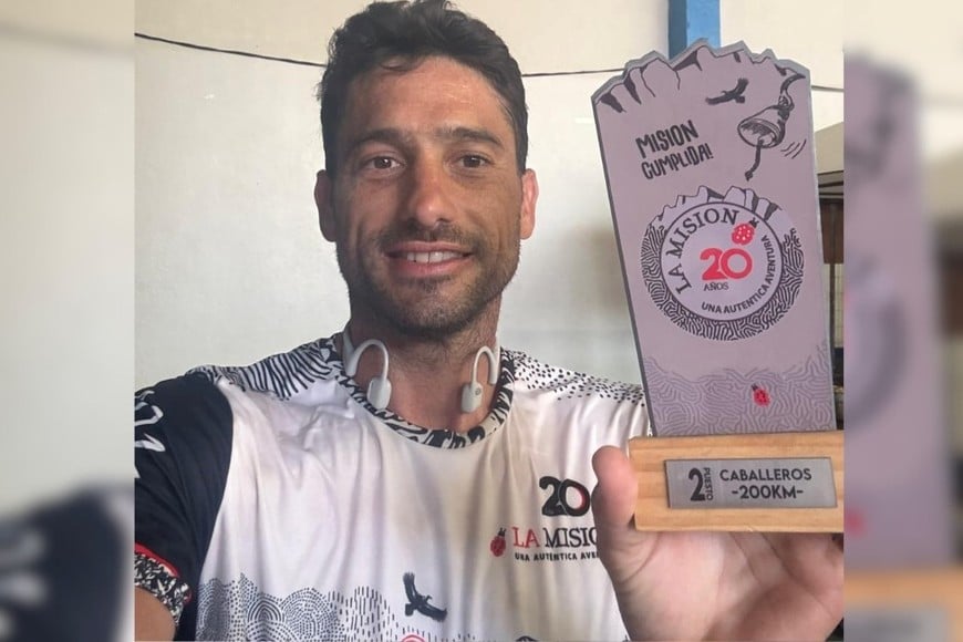 Celebración del segundo puesto en la meta tras 49 horas de esfuerzo.