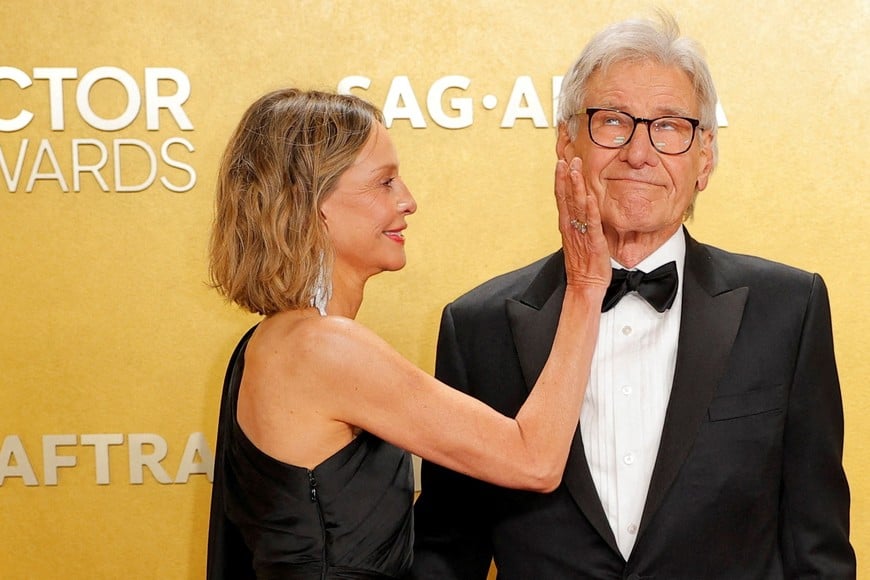 Harrison Ford and his wife Calista Flockhart pose on the red carpet during the Actor Awards, in Los Angeles, California, U.S., March 1, 2026. REUTERS/Mike Blake     TPX IMAGES OF THE DAY