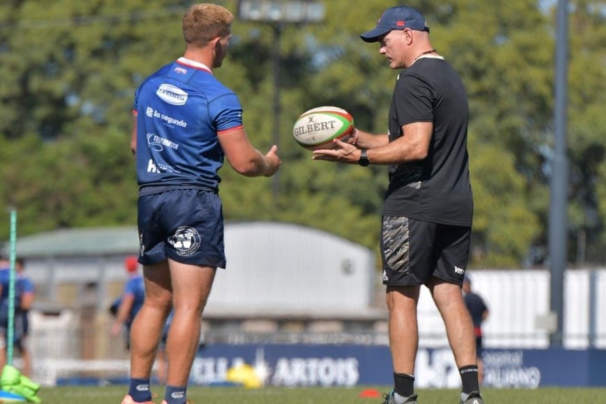 De 10 a 10. El "Colo", Ignacio Dogliani, recibe concejos del Head Coach de Los Pumas.