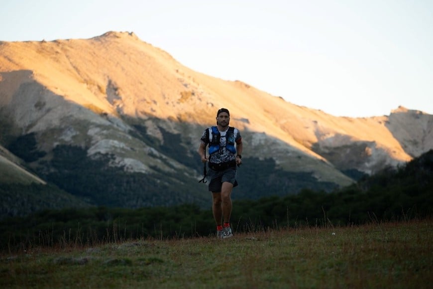 El corredor santafesino avanzando por los senderos de montaña.