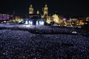 Shakira se presentó ante 400.000 personas en plaza principal de México.