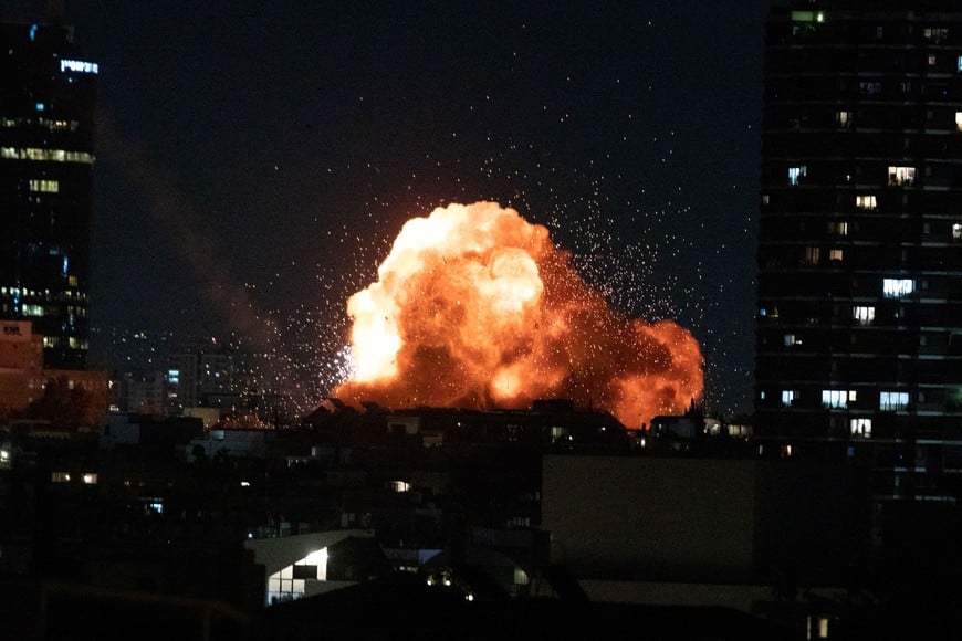 (260301) -- TEL AVIV, 1 marzo, 2026 (Xinhua) -- Imagen del 28 de febrero de 2026 de una explosión durante los ataques con misiles de Irán, en el centro de Tel Aviv, Israel. (Xinhua/Chen Junqing) (rtg) (da) (ah) (vf)