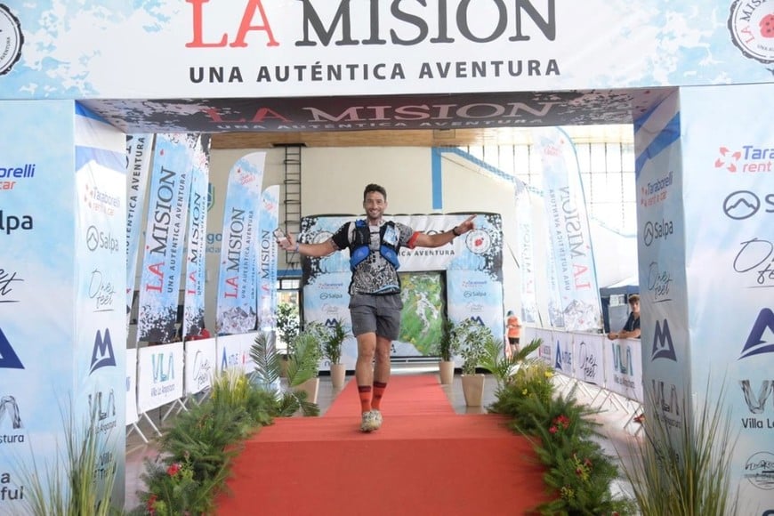 Klug cruzando la meta tras completar los 200 km de la Misión Race.