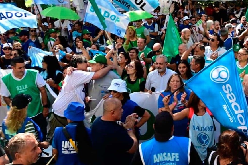La protesta se concentró frente al ministerio de Educación. Foto: Flavio Raina