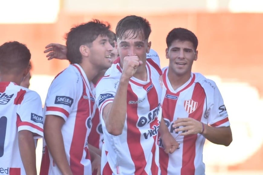 Tomás Fagioli, de cabeza, anotó el único gol del partido en Santa Fe.  Foto: Prensa Unión.