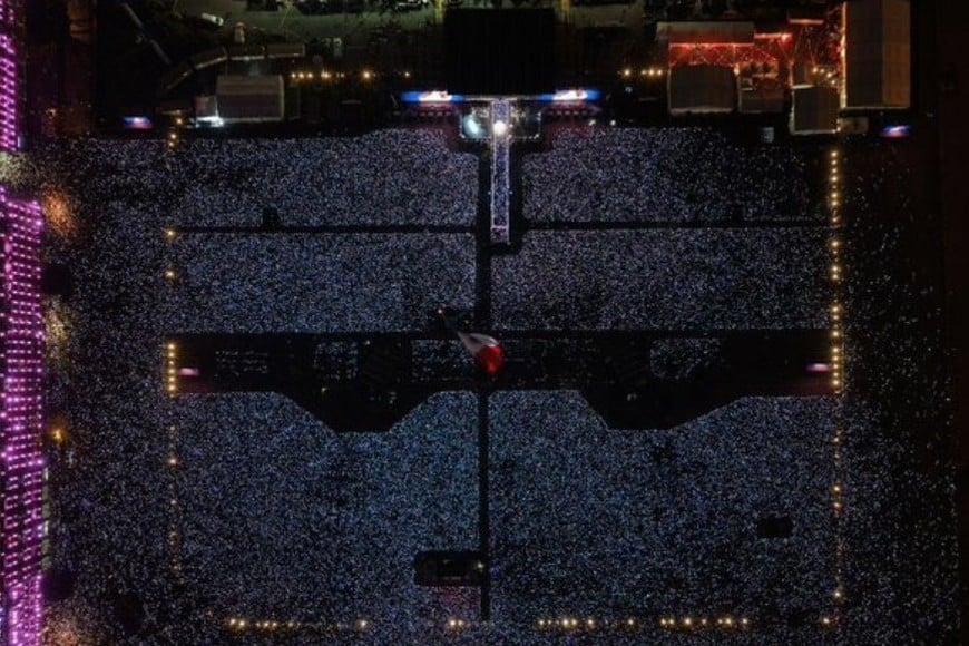 Miles de personas acamparon desde un día antes en el lugar, desafiando el intenso frío.