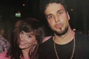 La actriz y el cantante estarían iniciando un romance.