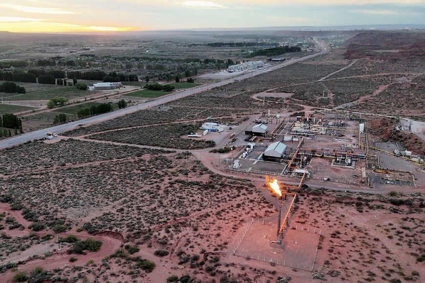 FILE PHOTO: A drone view shows a shale gas flare in the Vaca Muerta formation, outside the Patagonian oil and gas town Anelo, Argentina, October 22, 2024. REUTERS/Alexander Villegas/File Photo