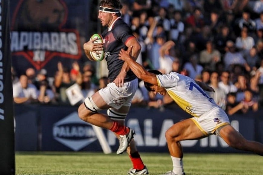 Lucas Bur. El segunda línea del Jockey Club, rumbo a anotar el primer try del partido.