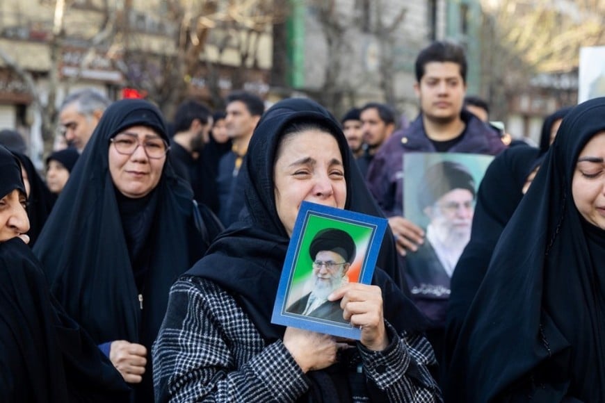 Marchas en Teherán por la muerte de Alí Jameneí.
