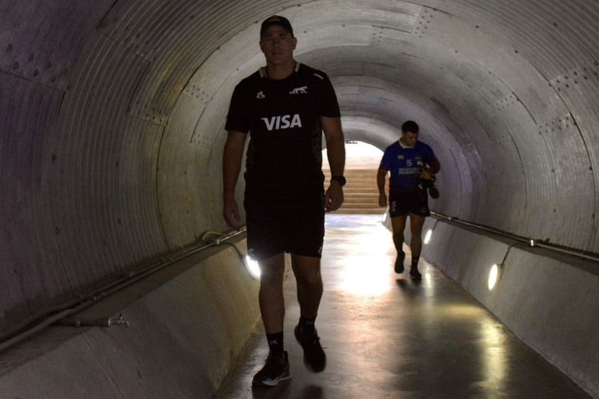 Felipe Contepomi pasa por el túnel rumbo a la cancha del Hipódromo de Rosario.