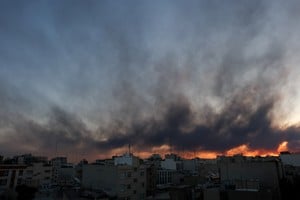 Humo este martes tras ataques en Teherán, Irán. Crédito: Majid Asgaripour/WANA