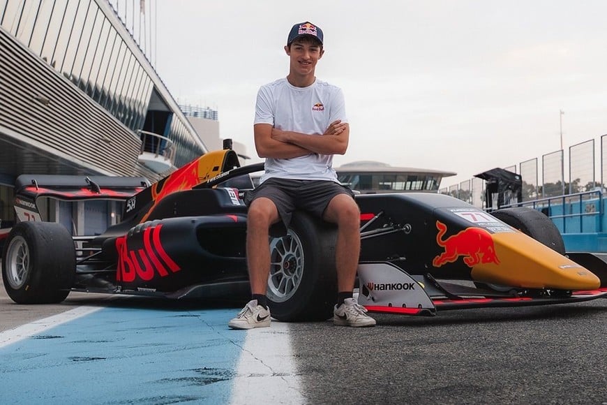 Colnaghi con su máquina, la que lo hace soñar con un futuro de Fórmula 1 muy cercano.