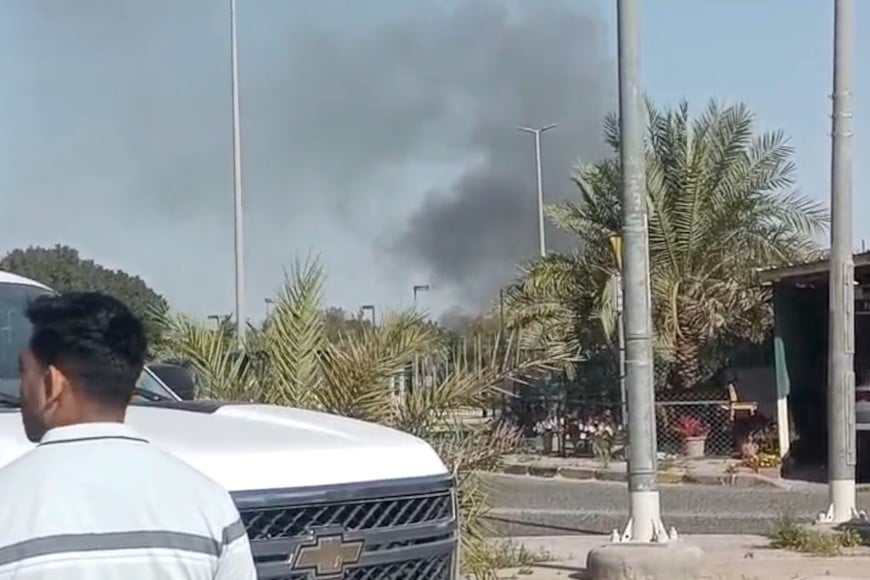 (260302) -- GOBERNACION DE HAWALLI, 2 marzo, 2026 (Xinhua) -- Captura de pantalla de un video tomado con un dispositivo móvil de humo emanando en un área cerca de la Embajada estadounidense, en la Gobernación de Hawalli, Kuwait, el 2 de marzo de 2026. Humo fue visto emanando de un área cerca de la Embajada estadounidense en Kuwait el lunes después de que rondas de sirenas de incursiones aéreas sonaron en Kuwait en horas recientes. No hubo detalles inmediatos disponibles sobre la causa del humo y las autoridades aún no han emitido una declaración oficial, informaron los medios locales. (Xinhua) (rtg) (ah) (vf)
