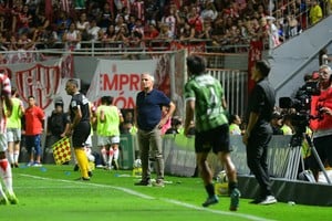 Leo Madelón, aquella noche de la victoria ante Aldosivi que significó el inicio de la racha de tres triunfos consecutivos. De "cábala", usó la misma ropa en los tres partidos.