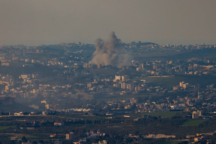 (260303) -- KIRYAT SHMONA, 3 marzo, 2026 (Xinhua) -- Imagen del 2 de marzo de 2026 de humo elevándose de una explosión tras el bombardeo israelí, en el sur de Líbano, visto desde la frontera norte de Israel. Las fuerzas israelíes están "operando en el sur de Líbano", mientras prosiguen los ataques contra el grupo pro-iraní Hizbulá, según un comunicado del Ejército israelí publicado el martes. (Xinhua/JINI) (ah) (ra) (ce)