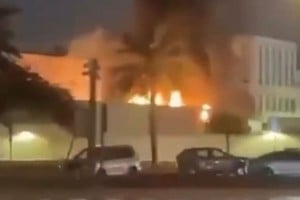 Distintos registros audiovisuales mostraron una columna de humo negro elevándose sobre la zona.