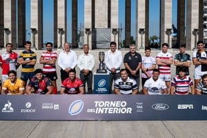 El Monumento a la Bandera fue el escenario para la foto oficial con los 16 representantes del TDI "A", autoridades y la copa en juego.