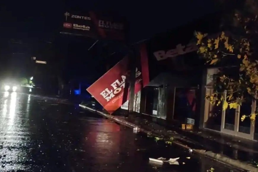 En Santa Fe y Rivadavia cayó el cartel de un reconocido lugar de venta de motos.