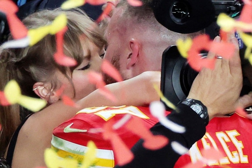 Football - NFL - Super Bowl LVIII - Kansas City Chiefs v San Francisco 49ers - Allegiant Stadium, Las Vegas, Nevada, United States - February 11, 2024
Kansas City Chiefs' Travis Kelce kisses partner Taylor Swift as they celebrate after Kansas City Chiefs win Super Bowl LVIII REUTERS/Carlos Barria