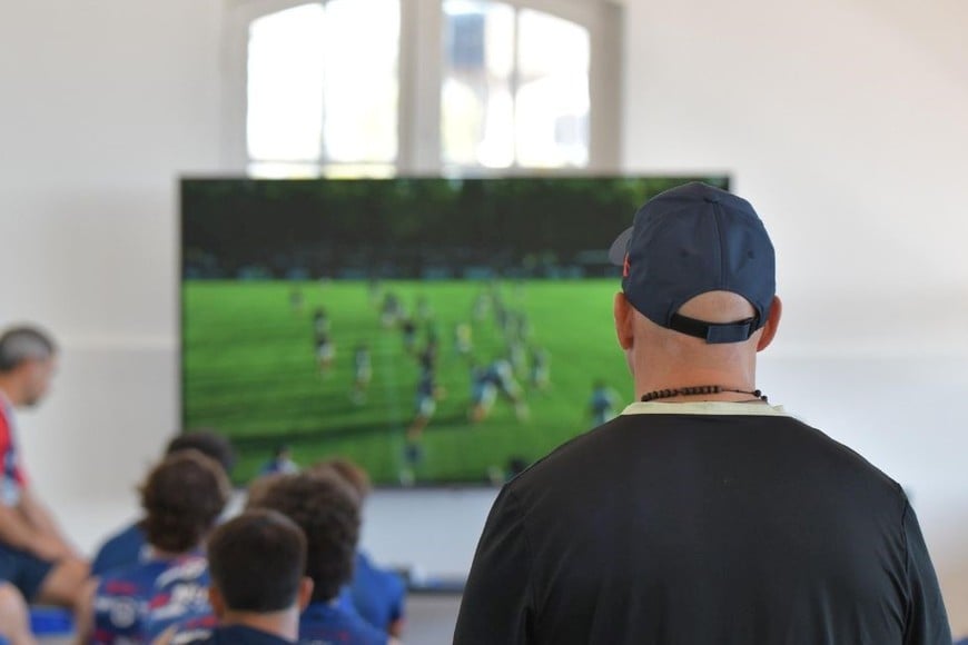 El entrenador principal de Los Pumas atento al análisis de video del partido entre Capibaras XV y Cobras.