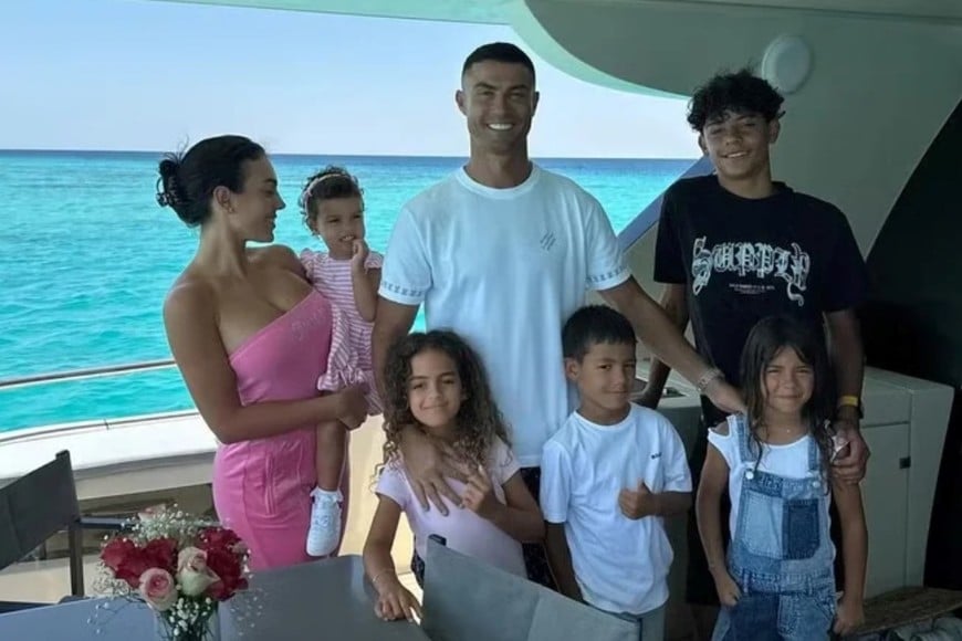 El astro portugués y su familia partieron rumbo a Madrid por medidas de seguridad.