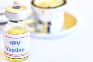 La OMS recomienda una cobertura del 95 % en vacunación contra el VPH a fin de erradicar uno de los tipos de cáncer más frecuentes en mujeres, el de cuello de útero. Foto: Archivo.