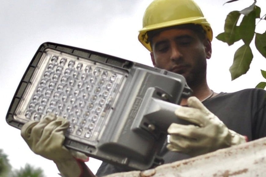 Comienza el recambio de luminarias de sodio a LED en toda la ciudad.