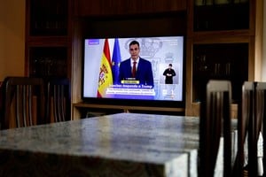 A TV screen shows a live broadcast of Spain's Prime Minister Pedro Sanchez, as he delivers an institutional statement to address the latest international developments, after U.S. President Donald Trump said on Tuesday that the U.S. would cut off all trade with Spain after the European country refused to let the U.S. military use its bases for missions linked to strikes on Iran, at a house in Ronda, Spain, March 4, 2026. REUTERS/Jon Nazca