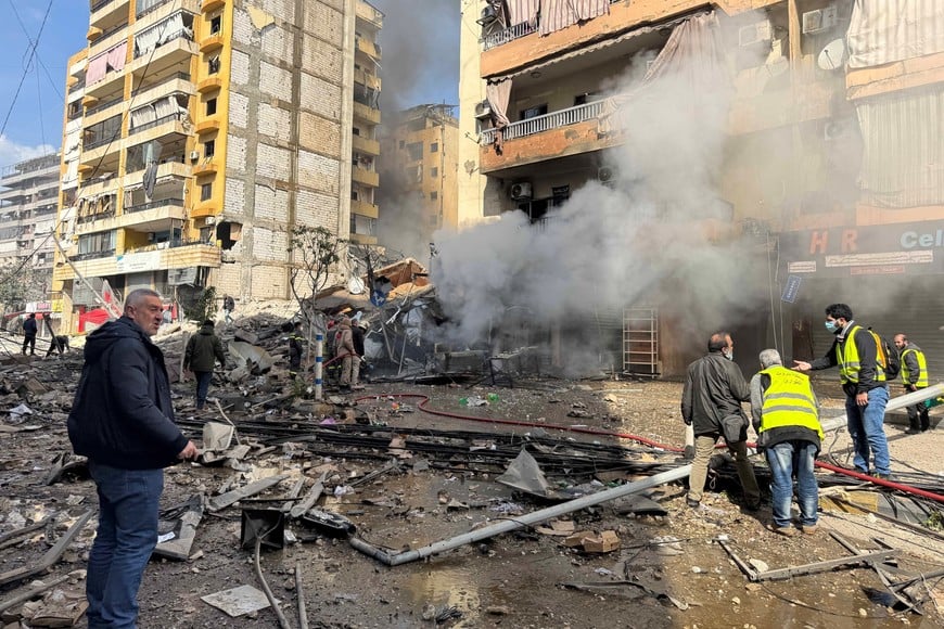 (260304) -- BEIRUT, 4 marzo, 2026 (Xinhua) -- Personas llevan a cabo operaciones de búsqueda y rescate después de los ataques aéreos israelíes, en los suburbios del sur de Beirut, Líbano, el 4 de marzo de 2026. Al menos 11 personas murieron y otras 23 resultaron heridas en una serie de ataques aéreos israelíes contra varias áreas de Líbano el miércoles, según fuentes oficiales libanesas. El Centro de Operaciones de Emergencia de Salud Pública de Líbano, afiliado al Ministerio de Salud Pública, dijo que los ataques aéreos contra Aramoun y Saadiyat, en el sur de Beirut, mataron a seis personas e hirieron a otras ocho, mientras los equipos de rescate continuaban buscando entre los escombros en algunos de los lugares atacados. (Xinhua/Bilal Jawich) (ah) (ra) (vf)