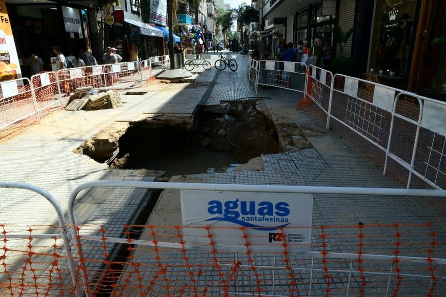 El socavón permanece vallado en plena Peatonal San Martín. Crédito: Flavio Raina.