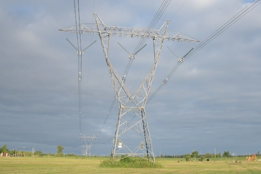 Se recurre a un "parche" frente a los graves déficits en el sistema nacional de transporte de energía por líneas de alta tensión. No es la solución de fondo pero puede colaborar ante los picos de demanda. Durante 2025 hubo apagones en Santa Fe que se debieron a la ausencia de suministro nacional. Crédito: Manuel Fabatia.