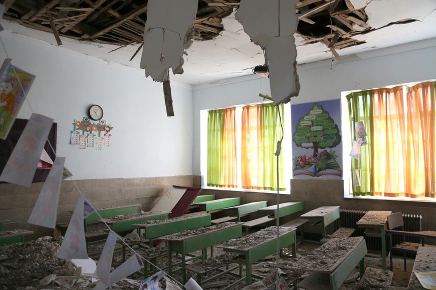 (260304) -- TEHERAN, 4 marzo, 2026 (Xinhua) -- Imagen del 3 de marzo de 2026 de los escombros dentro de un aula de la escuela Shahid Mahallati, en Teherán, Irán. La escuela sufrió daños en la actual campaña militar conjunta de Estados Unidos e Israel. (Xinhua/Shadati) (jg) (ra) (vf)